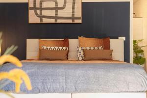 a bedroom with a bed with a blue comforter at Textielfabriek Jannink in Enschede +5 photos