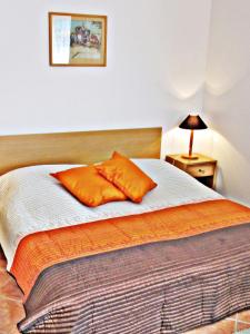 巴拉頓菲賴德的住宿－Fured Apartments II.，床上有一个橙色枕头