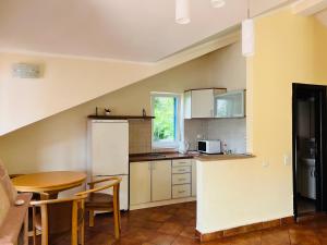 Kuchyň nebo kuchyňský kout v ubytování Rafailovici Holiday Apartments