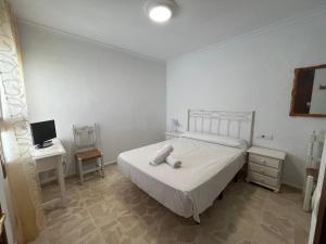 Postel nebo postele na pokoji v ubytování Hostel Conil