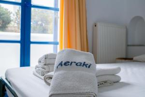 Postel nebo postele na pokoji v ubytování Aeraki Studios
