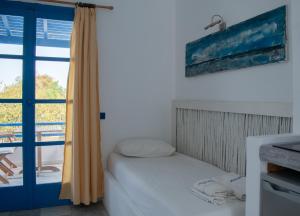 Postel nebo postele na pokoji v ubytování Aeraki Studios