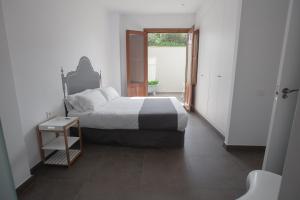 ein Schlafzimmer mit einem großen Bett und einem Fenster in der Unterkunft València Centre Torres de Quart in Valencia