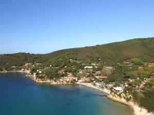 una vista aérea de una pequeña isla en el agua en Casa Meli - ArgonautiVacanze, en Portoferraio