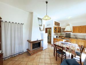 cocina y comedor con mesa y chimenea en Casa Meli - ArgonautiVacanze, en Portoferraio