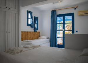 Postel nebo postele na pokoji v ubytování Aeraki Studios