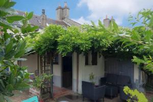 a house with a bunch of plants on it at Agréable maison de ville solognote avec jardin in Olivet