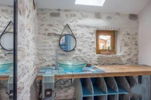 Baño con 2 lavabos y espejo en Agréable maison de ville solognote avec jardin en Olivet