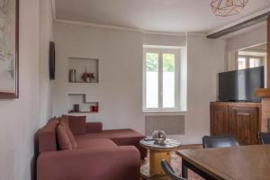 sala de estar con sofá y TV en Agréable maison de ville solognote avec jardin en Olivet