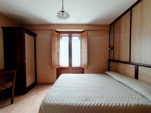 Un dormitorio con una cama grande y una ventana en Albergo del Sangro, en Pescasseroli