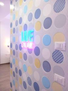 a wall with polka dots and a sign on it at Casa Vacanze MARE BOOM in Martinsicuro