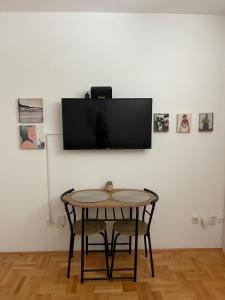 Una televisión o centro de entretenimiento en Apartman Spark