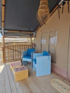 Uma área de estar em Tendu' Punta Bianca Glamping Camp