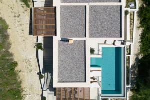Bazén v ubytování Sun n Salt Private Villas nebo v jeho okolí