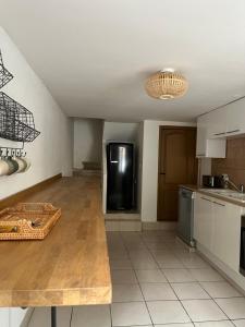 Kuchyň nebo kuchyňský kout v ubytování Maison Emile - Coeur du village - 8 personnes - Clim - Superbe literie