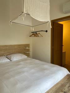 Postel nebo postele na pokoji v ubytování Maison Emile - Coeur du village - 8 personnes - Clim - Superbe literie