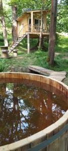 Un jardín fuera de Treehouse LEA