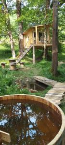 Un jardín fuera de Treehouse LEA