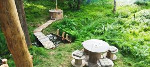 Un jardín fuera de Treehouse LEA