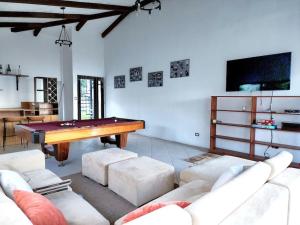 sala de estar con mesa de billar y sofás en Chalet Santa Teresita, en Amatitlán