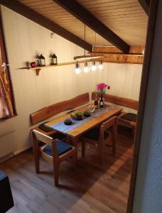 Freyunger Berghaus في فرايونغ: غرفة طعام مع طاولة وكراسي خشبية
