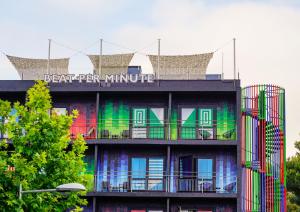 un edificio colorato con un cartello sopra di BPM Lloret Hotel a Lloret de Mar