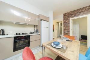 a kitchen and dining room with a table and chairs at Central Flat 10 min to Antalya Museum in Antalya