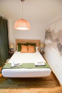 マラガにあるLetmalaga Carreteríaのベッドルーム1室(大型ベッド1台、ランプ2つ付)