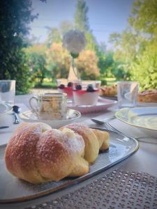 deux rouleaux assis sur une plaque sur une table dans l'établissement B&B Podere Merlo, à Parme