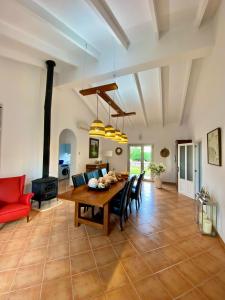 una gran sala de estar con mesa de madera y sillas. en Finca Amer, en Sa Pobla