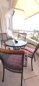 Ein Balkon oder eine Terrasse in der Unterkunft Apartments Burazer
