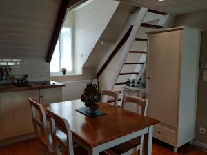 een keuken met een eettafel en een trap bij studio Marie in Cancale +8 foto's