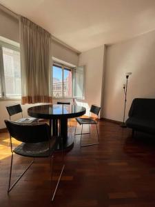 uma sala de estar com uma mesa e cadeiras e um sofá em Corso Vittorio Apartment em Bari