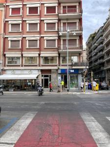 um edifício numa rua da cidade com uma moto na rua em Corso Vittorio Apartment em Bari