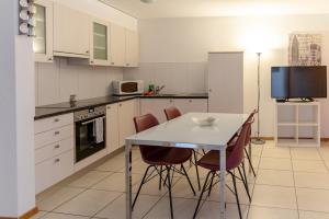 Una cocina o zona de cocina en Los Lorentes Residences Bulle