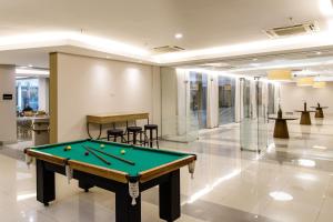 a pool table in a room with a bill at Promenade Link Stay Barra da Tijuca in Rio de Janeiro