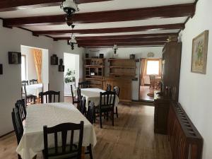 eine Küche und ein Esszimmer mit Tisch und Stühlen in der Unterkunft Pensiunea Liliana in Câmpulung Moldovenesc + 37 Fotos