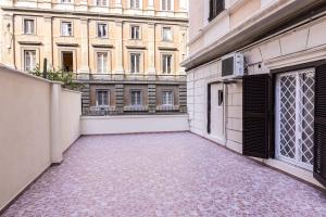 un callejón vacío con un edificio en el fondo en Hotel Orbis en Roma