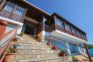 una casa con escaleras que conducen a ella en Hotel Panorama, en Himare