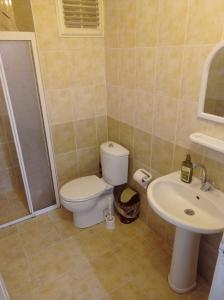 łazienka z toaletą i umywalką w obiekcie goldwinn turizm w mieście Trabzon