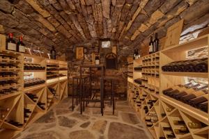 "La Casa dei Gelsi" - Panorama Lodge MONTE GENEROSO في Scudellate: غرفة تذوق النبيذ مع سقف خشبي