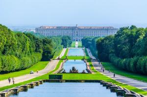 uma vista para o palácio de Versalhes a partir dos jardins do palácio em Appartamento via Roma em Recale