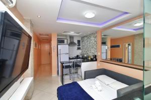 a small room with a bed and a kitchen at Rio Spot Homes C046. in Rio de Janeiro