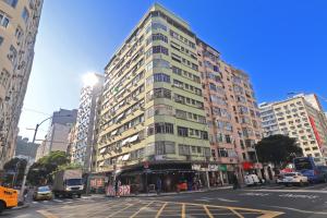a tall building on a busy city street with cars at Rio Spot Homes C046. in Rio de Janeiro
