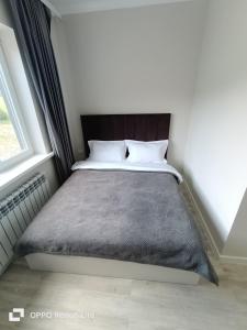 En eller flere senge i et værelse på Hotel Kolsay Eki Agayindy