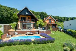 una casa con piscina en el patio en Juras Country House, bazen, sauna ,hot tube,vrt, en Sveti Ivan Zelina