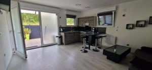 ein Wohnzimmer mit einer Küche und einem Tisch in der Unterkunft Au petit canal de COLMAR 2 in Kunheim