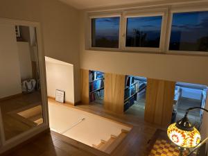 um quarto com duas janelas e uma mesa com um candeeiro em Yellow Villa em Gdansk