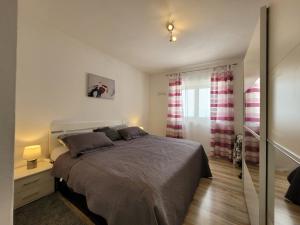 Postel nebo postele na pokoji v ubytování Ferienwohnung mit Pool Kroatien mit Meerblick und Pool + 37 fotografií