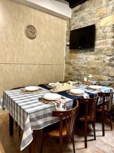 une table avec un chiffon de table bleu et blanc dans l'établissement Casa Arturo, à Tríacastela